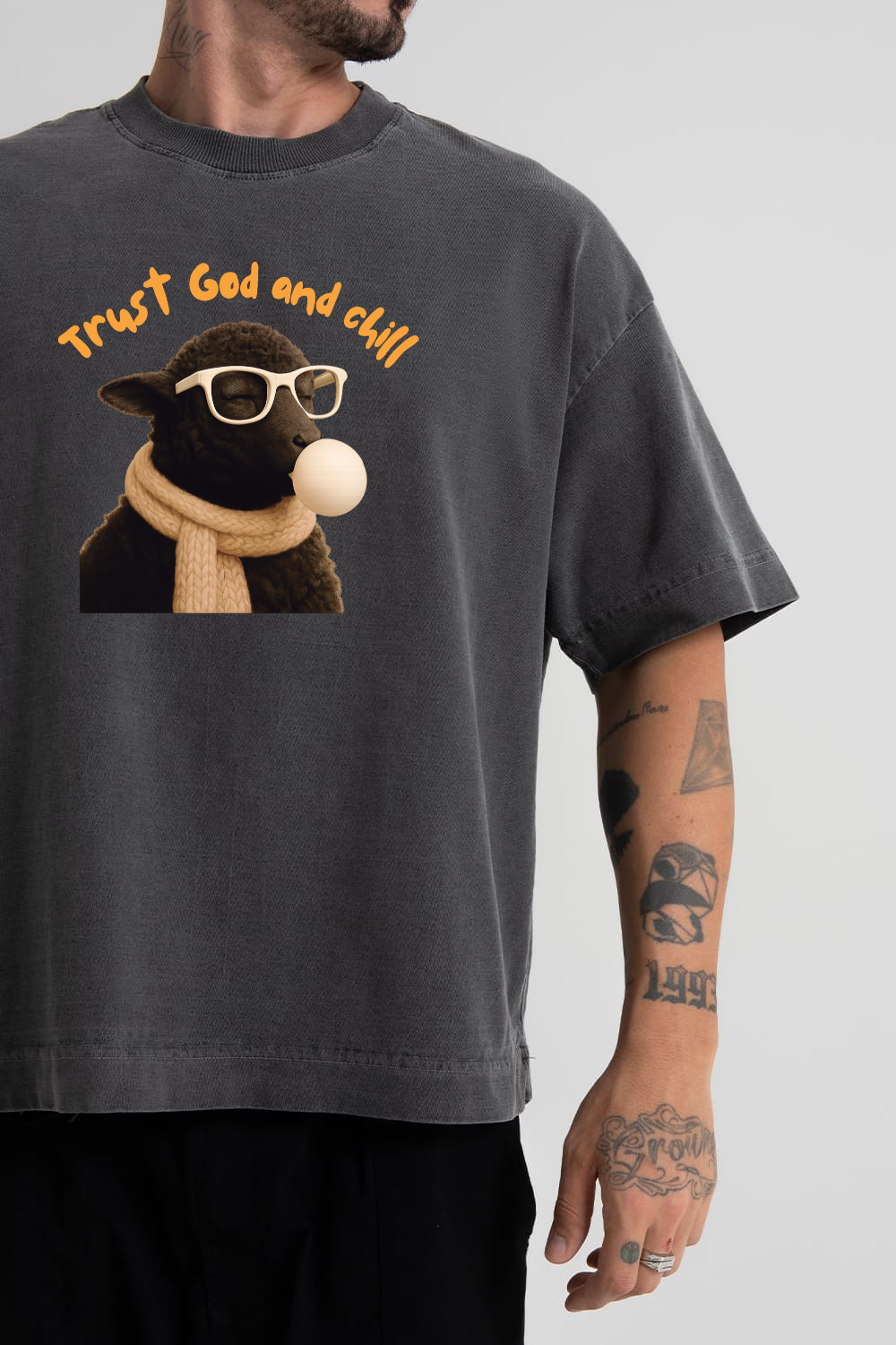 Camiseta Heavy Boxy Dois ou Mais - Trust God
